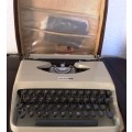 Underwood 18 1960's Vintage Typewriter With Bag