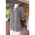 Smart short sleeve monochrome button down top with open collar. In 100% polyester. Size 34/10