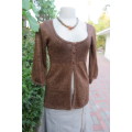 Golden brown knitted cardigan with gold thiread.Close with 3 buttons. Scooped neckline. Size 32/8.