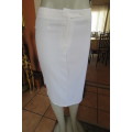White linen/cotton blend pencil skirt with zip on front and pleat at back. Size 32/8. Good condition