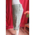 Knee length army green cropped pants with low rise by `RT` in size 32/8-no stretch. In 100% cotton.