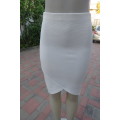 Bodycon skirt in off-white stretch polyester with honeycomb pattern size 32/8 by `Massumi`.As new