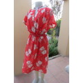 Amazing vintage dress in red with cream, crimson and beige bold floral pattern. Size 42/18.