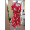 Amazing vintage dress in red with cream, crimson and beige bold floral pattern. Size 42/18.