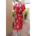 Amazing vintage dress in red with cream, crimson and beige bold floral pattern. Size 42/18.