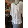 Beautiful white top by 'Poetry' in size 34/10. In 100% cotton. Raglan sleeves. Long length.