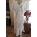 White dream dress by 'Penny C' in size 42/18. In 100% linen. Fully lined with polyester.