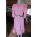 Carnation pink vintage dress from 80's by 'Truworths' in size 32/8. Short puffed sleeves.
