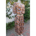 Amazing vintage dress in soft blue, peach and browns in silky polyester fabrick. Size 42/18. As new.