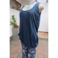 Modern navy slip over long top in polyester and viscose blend. Size 34/10 by RT. Very good cond.