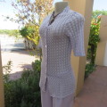 Chic very light lilac knitted top in rayon and nylon knit. Size 32/8. By TOPICS. New Condition.