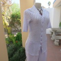 Chic very light lilac knitted top in rayon and nylon knit. Size 32/8. By TOPICS. New Condition.