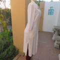 Elegant white light weight coat in linen/cotton blend size 34/10 by FOSHINI.Slitted sides. New cond.