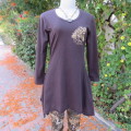 Adorable choc. brown long asymetrical top in 100% cotton with golden ROXY logo. Size 32/34