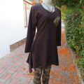 Adorable choc. brown long asymetrical top in 100% cotton with golden ROXY logo. Size 32/34