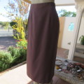 Smart pale mulberry colour pencil skirt with pleat at back. In 100% polyester. Size 42/18. Good cond