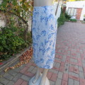 Pencil skirt in light blue with darker floral pattern. Size 32/8 by 'Sensations'. In 100% polyester.