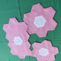 Pink and white 3 piece doily set made up in small hexagonal pieces. Sizs 1x33x18 cm and 2x20x20 cm.