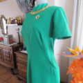 Vintage crimplene dress for special occasion in emerald green by boutique in size 38/14. New cond.