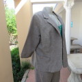 Smart 2 pc summer pant suite.Brown /beige mottled effect. Size 44 pants/42 jacket by PRIMA.New cond.