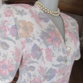 Classy vintage top with a woven look and floral pattern in subtle soft colours. Size 34/10 by TOPICS