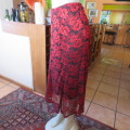 Luxe dark red and black acrylic lace A line paneled skirt by TRUWORTHS size 44/20. New cond.