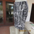 Fabulous bodycon black/white skirt with vertical leaf patterns.Elasticated waist.Size M.(34 best )