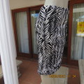 Fabulous bodycon black/white skirt with vertical leaf patterns.Elasticated waist.Size M.(34 best )