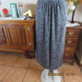 Maxi skirt in black with broken white horizontal lines. Some gathering and 2 side pockets. Size 32/8