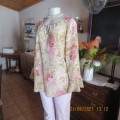 Beautiful rose patterned top in creams and pink with peasant neckline size 34/10 by TOPICS. As new