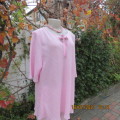 Carnation pink loose short sleeve top in bubble polyester.Slip over round neck with slit.Size 44/20.