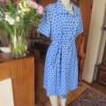 As new short sleeve shift style vintage dress in crimplene by DOLORES size 42/18. Blue/white print.