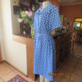 As new short sleeve shift style vintage dress in crimplene by DOLORES size 42/18. Blue/white print.