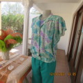 Get noticed in this vintage TORI FASHION`S colourful top in size 36/12. Button down front. New cond.