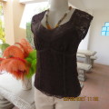 Attractive choc brown lined top with tiny capped sleeves. Size 34/10. For day/evening wear. New cond