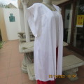 Free falling white linen coat/long jacket with tiny cut-on sleeves. By LEONIE in size 38 to 40.