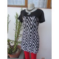 Beautiful black/white animal print long top in stretch polyester.Size 34/10.Black yoke with peephole