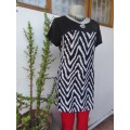 Beautiful black/white animal print long top in stretch polyester.Size 34/10.Black yoke with peephole