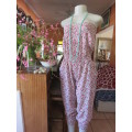 Chic ladylike strapless jumpsuite in fine floral cotton with pink accents.Side pockets.Size 32 to 34
