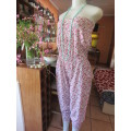 Chic ladylike strapless jumpsuite in fine floral cotton with pink accents.Side pockets.Size 32 to 34