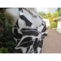 On trend monochrome sheath dress in linen/viscose blend. Size 36/12 by IMAGE.Shoulder straps.As new.