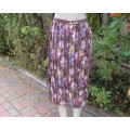 Fabulous permanent knife pleated patterned skirt in silky polyester.Size 44/20.Elasticated waist.