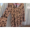 Chic paisley patterned black/beige short jumpsuit with long sleeves in 100% viscose.Size 32/8.As new