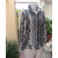 Amazing cream/black shiny animal print zip up new top in silk/poly opaque fabric.Size 34/10