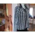 Lovely monochrome houndstooth pattern long sleeve polyester top.Size 30/6. Black shirt collar.As new