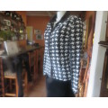 Lovely monochrome houndstooth pattern long sleeve polyester top.Size 30/6. Black shirt collar.As new
