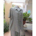 Cool casual 2 pc pantsuit with short sleeve shirt and wide cut pants in green/cream check. Size 42