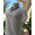 Lovely white blouson slip over top in cotton/viscose stretch.Elasticated hem.Size 36 to 38.Lace yoke