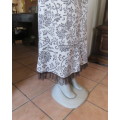 Stunning bandless paneled beige skirt with brown graphic roses. Size 34.Netting seam. As new.