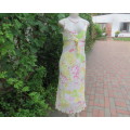 Sleek tastefully printed maxi dress in white textured polyester with bold flowers. By OASIS size 34